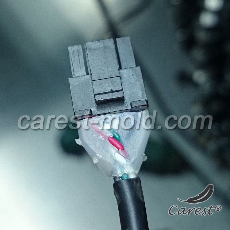 Four-pin MicroFIT connector overmoulding